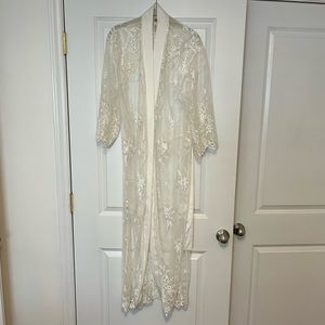 Beautiful lace long robe. Wore while getting ready for my wedding.